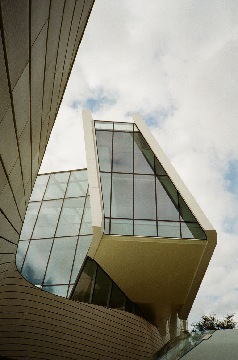 Details of the front of the Orange County Museum of Art